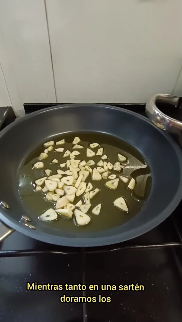 En una sartén, dorar los ajos cortados en aceite de oliva.