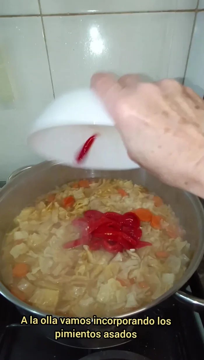Incorporar los pimientos asados a la olla.