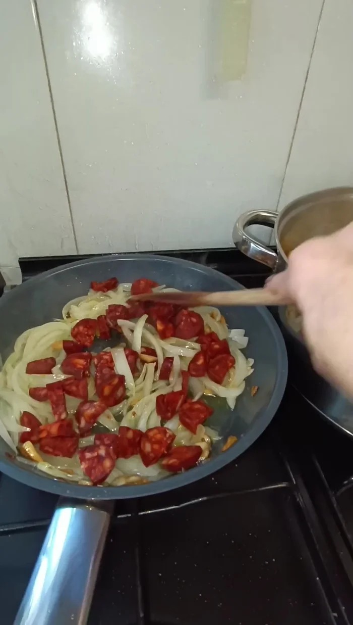 Cuando la cebolla esté pochada, agregar el chorizo y el pimentón (unos segundos).
