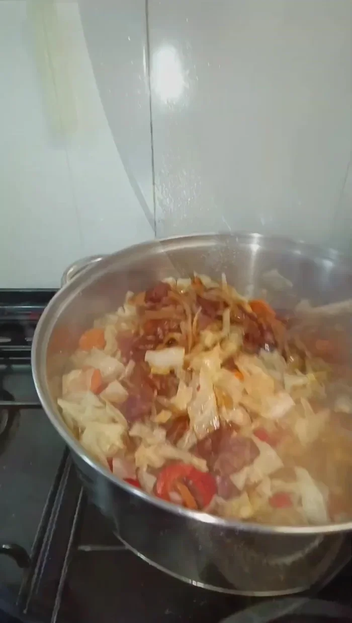 Verter la mezcla de la sartén en la olla, remover y salar al gusto.