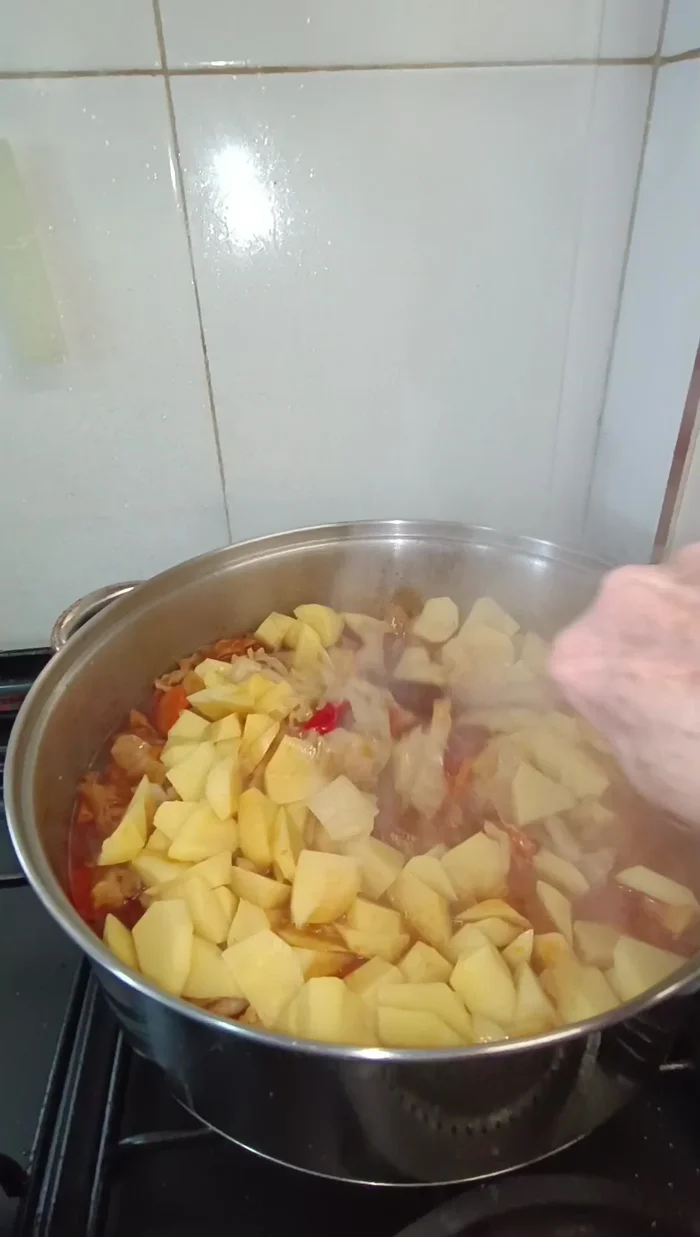 Añadir las patatas troceadas y cocinar 10-15 minutos más.