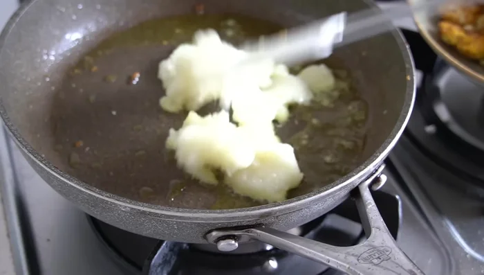Añadir la cebolla y el ajo a la sartén y rehogar durante 3-5 minutos.