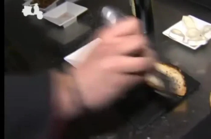 Montar la tapa: colocar el solomillo sobre el pan.