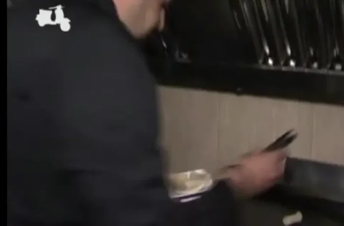 Saltear las setas en una plancha con un poco de aceite. Este paso es el que más tiempo lleva.