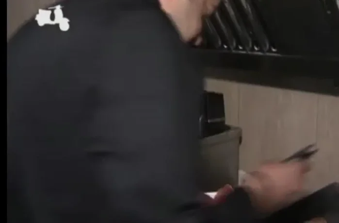 Añadir los solomillos a la plancha, cocinándolos por ambos lados hasta que estén dorados pero jugosos.