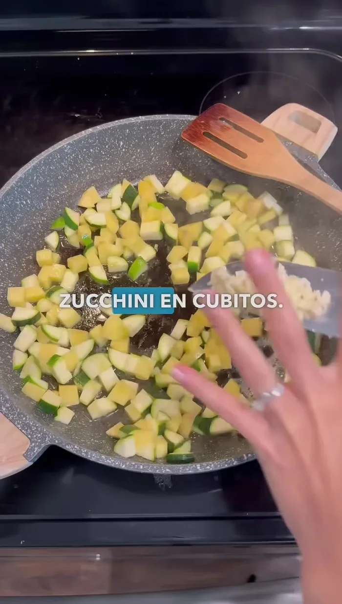 Una vez sofrito, añadir el cordero y romper la carne con una espátula. Condimentar con paprika, hierbas (tomillo u orégano), pimienta, comino, coriander y nuez moscada.