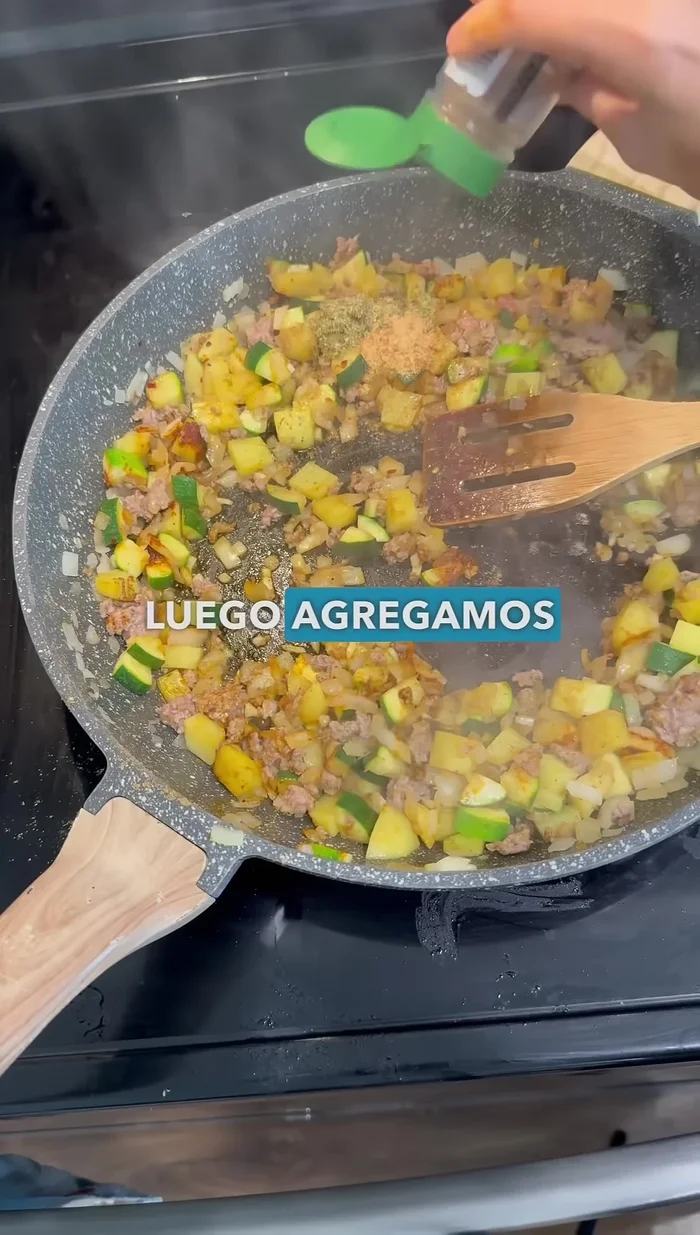 Agregar el arroz Arborio e incorporarlo al guiso a fuego medio-alto para que se tueste.