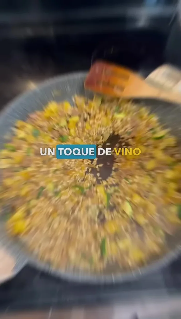 Agregar sal, vino blanco, agua caliente o caldo de verduras y quinoa roja. Añadir salsa o jugo de tomate y cocinar a fuego medio-bajo hasta obtener la textura deseada.