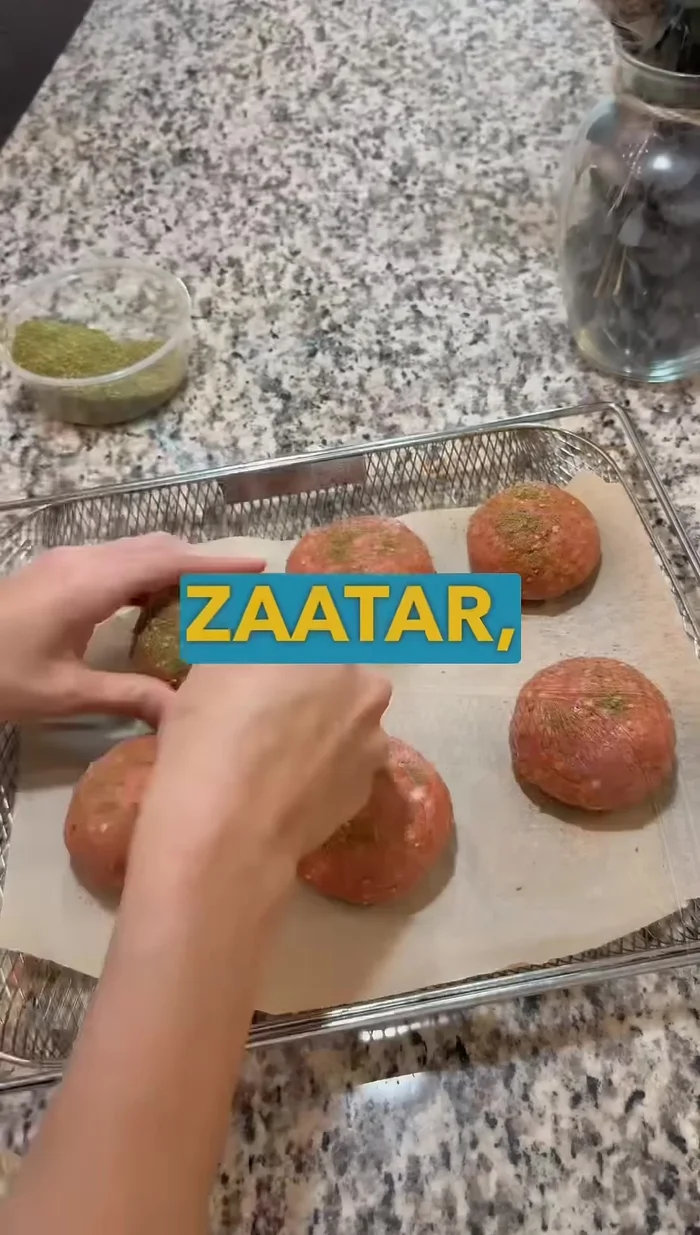Cubrir las bolas con satar o semillas de sésamo y cocinar en air fryer a 380°C durante 18 minutos.