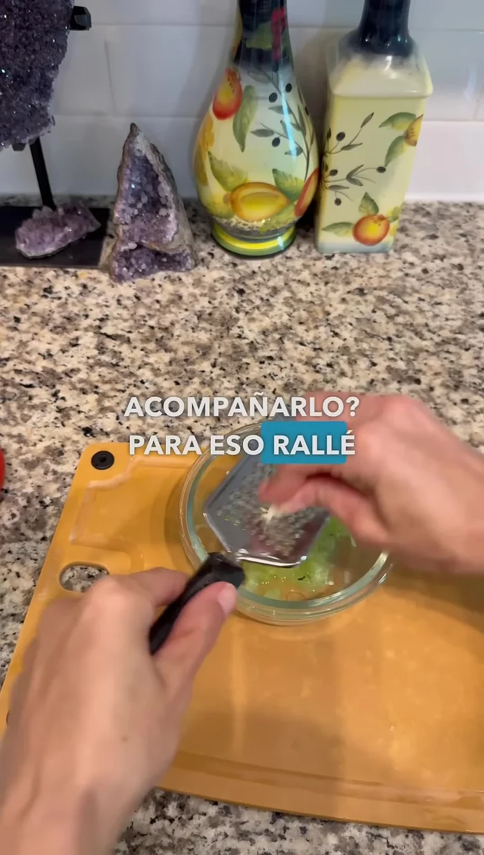 Para la salsa de yogurt: rallar pepino, picar ajo y menta fresca. Mezclar con yogurt griego, jugo de limón, aceite de oliva, pimienta y sal.