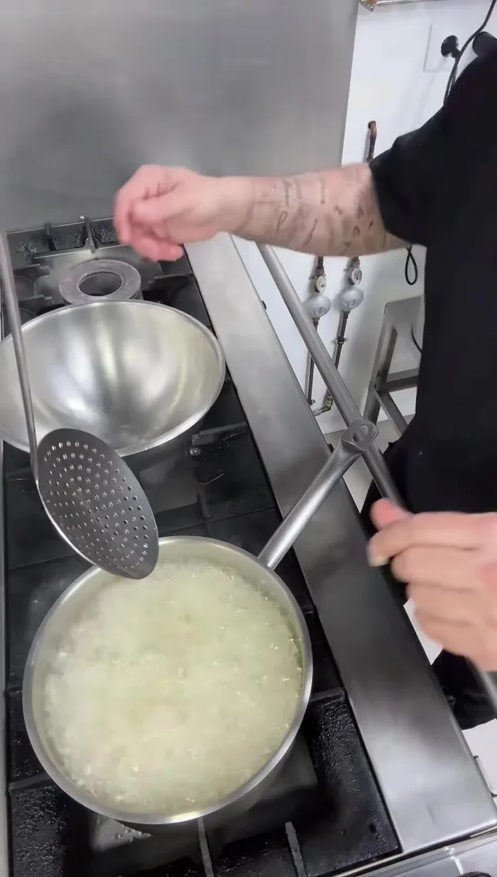 Freír las chips de patata hasta que estén doradas y crujientes. (307.479) Puede variar el tiempo según el grosor y el gusto.