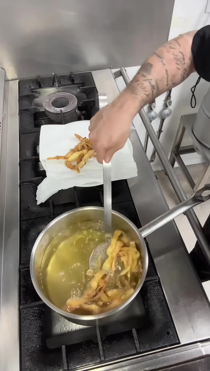 Escurrir las chips sobre papel absorbente para eliminar el exceso de aceite. (411.08)