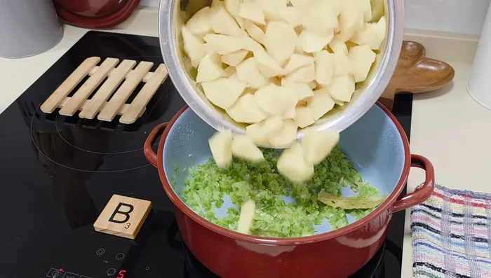 Añadir las patatas a la sartén con la cebolla y el pimiento. Incorporar el pimentón, el orégano y el tomate triturado.