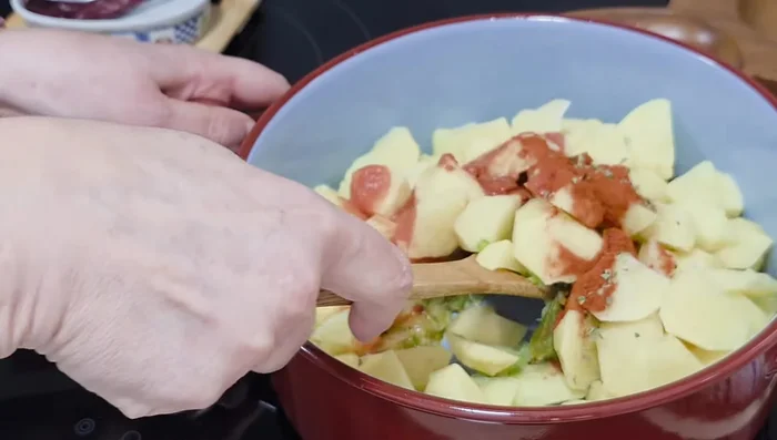 Remover bien las patatas para que se impregnen de los sabores.