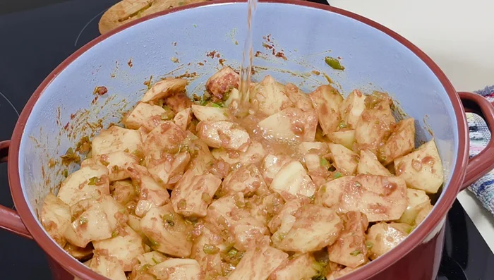 Cubrir las patatas con agua (aproximadamente 750 ml).