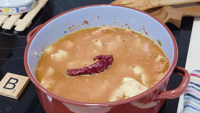Añadir el pimiento seco.