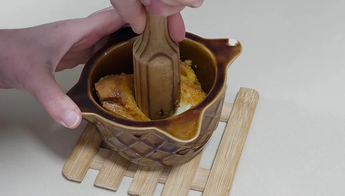 Agregar la majada a la cazuela con las patatas y remover.