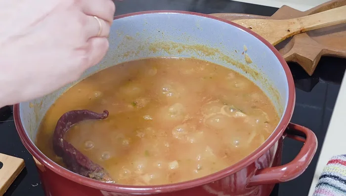 Preparar huevos escalfados (uno por persona).