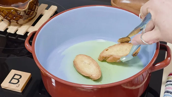 Freír el pan en un poco de aceite de oliva.