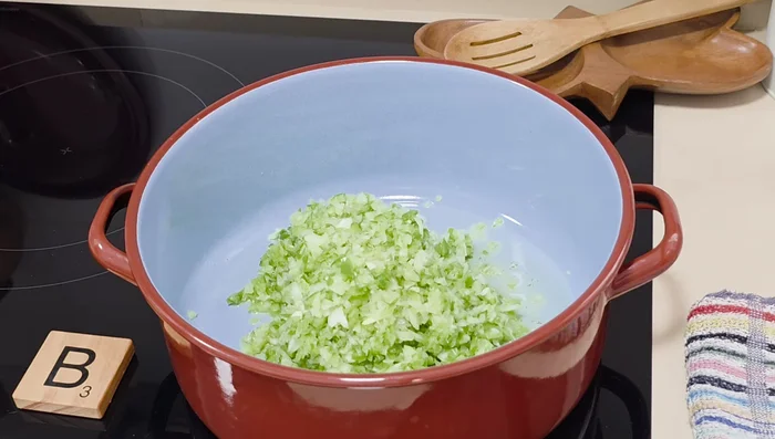 Picar finamente la cebolla y el pimiento verde.