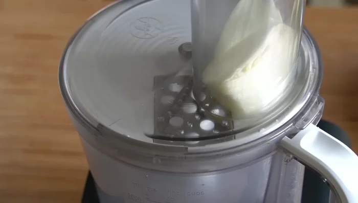 Rallar un cuarto de cebolla y 1kg de patatas. Colocar las patatas en un colador para eliminar el exceso de agua (5 minutos).