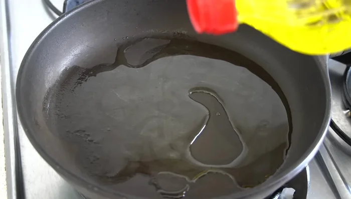En una sartén pequeña con aceite, colocar la masa de patata sin hacerla muy gruesa. Dorar por ambos lados como una tortilla de patata.