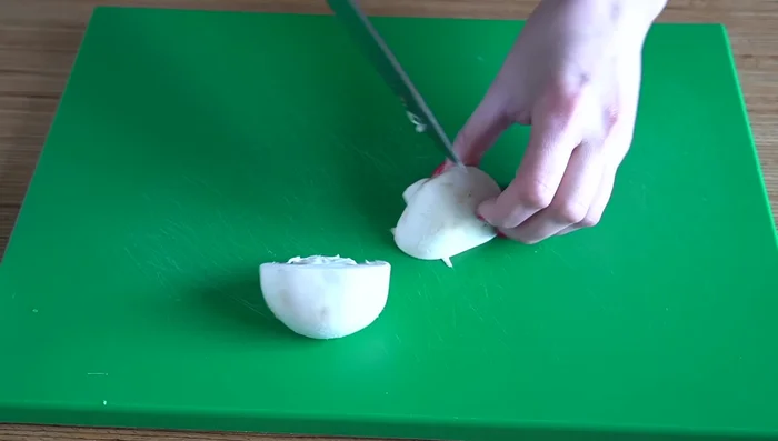 Trocear 500g de champiñones.