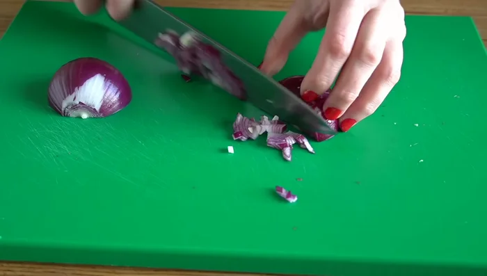 Picar finamente una cebolla y un diente de ajo.