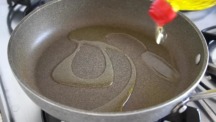 En una sartén con aceite a fuego lento, pochar la cebolla durante 3-5 minutos.