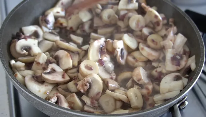 Dorar los champiñones a fuego alto durante un par de minutos. Agregar el perejil y el ajo picados, espolvorear con mozzarella y dejar derretir a fuego lento.