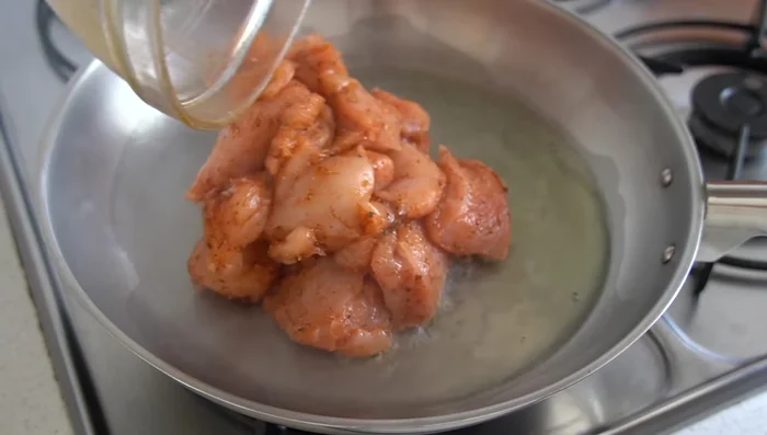 Dorar el pollo en una sartén con aceite a fuego alto hasta que se selle. Retirar. [105.399, 114.68]