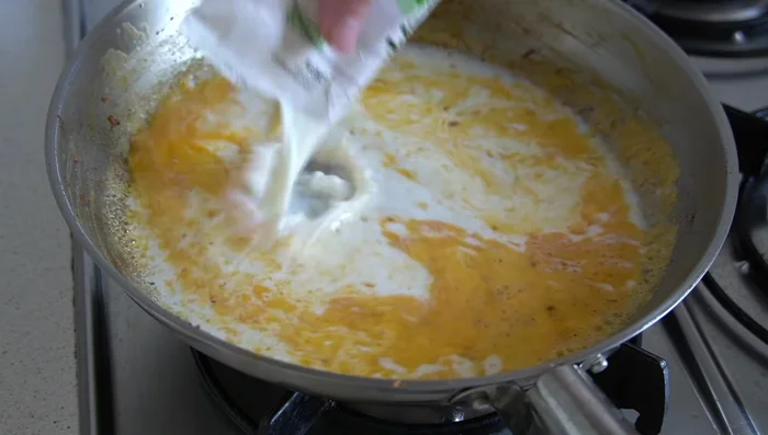 Agregar la leche y cocinar, removiendo constantemente, hasta que la salsa espese. [140.56]