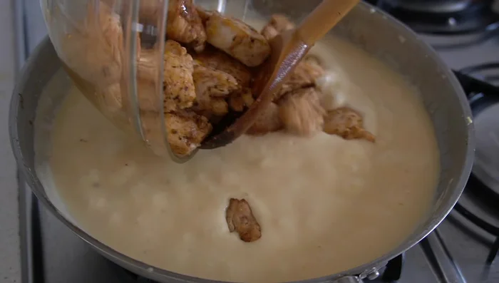 Agregar el pollo a la salsa y cocinar durante 3-5 minutos. [164.519]