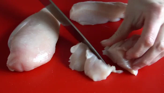 Cortar la pechuga de pollo en cuadraditos pequeños. [29.32]