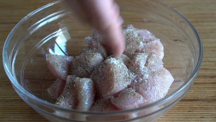 Adobar el pollo con sal, pimienta, orégano, pimentón, ajo en polvo y aceite. Mezclar bien para que se impregnen las especias. Dejar reposar 20 minutos. [53.32, 82.28]