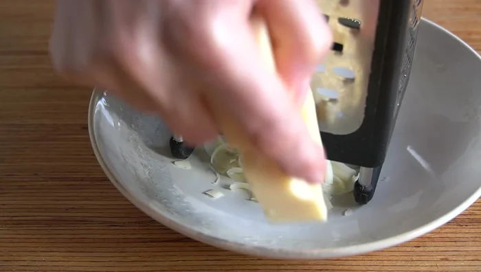 Rallar el queso. [84.72]