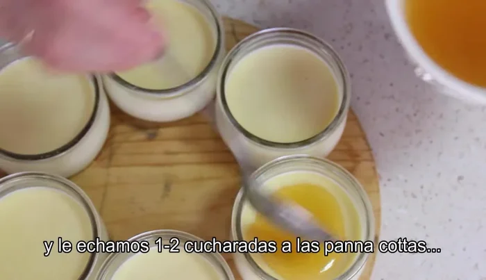 Añadir una o dos cucharaditas de culis a cada panacotta.