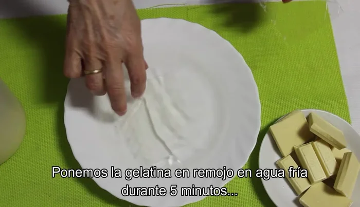 Poner la gelatina en remojo en agua fría durante 5 minutos.