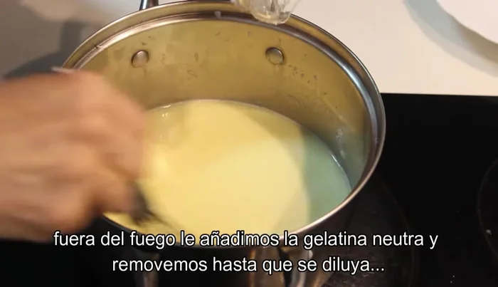 Una vez derretido el chocolate, apagar el fuego, añadir la gelatina neutra y remover bien hasta que se diluya completamente.
