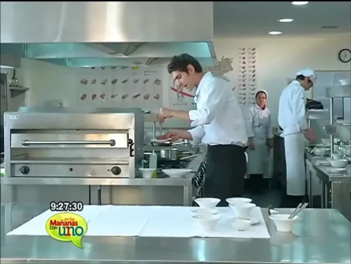 Sazonar el lomo de res con sal y aceite. Sellar la carne en una sartén bien caliente.