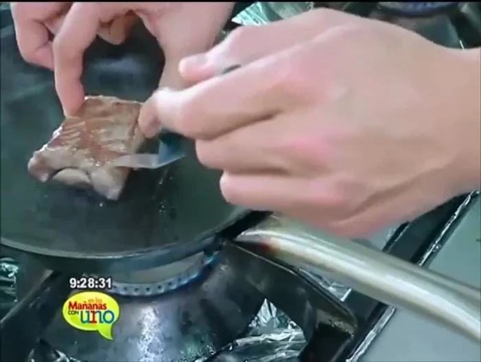 Una vez la carne esté bien cocida, agregar la salsa de queso azul.