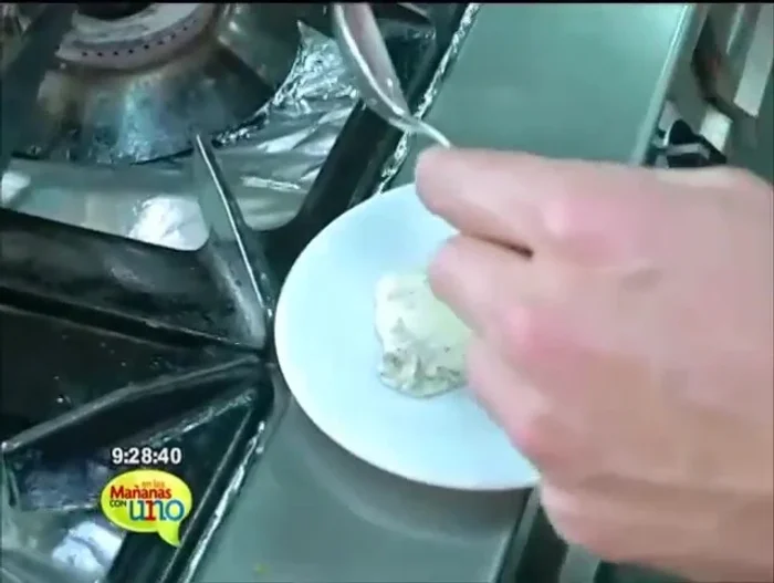 Mientras la carne se cocina, preparar la salsa de queso azul: mezclar la crema de leche con el queso azul (la cantidad de queso depende del gusto).