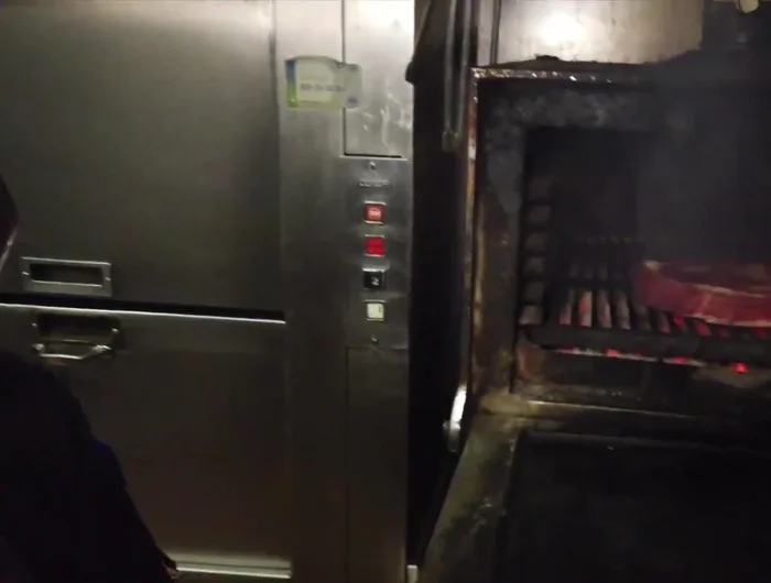 Cocinar el chuletón a la brasa. Para dejarlo poco hecho, cocinar unos 3-4 minutos por cada lado. Si lo prefieres al punto, 7 minutos aproximadamente por lado (150.99).