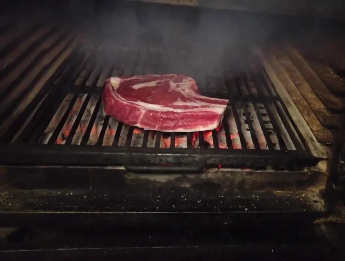 Atemperar el chuletón durante al menos 45 minutos (136.87).