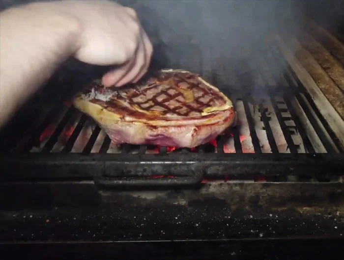 Sazonar el chuletón con sal justo antes de cocinarlo. Añadir un poco más de sal a las piezas grandes y sacudir para quitar el exceso (160.95).