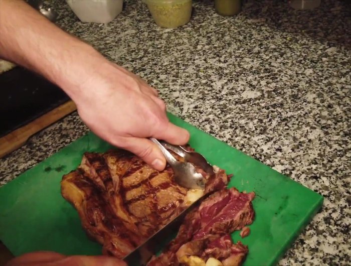 Retirar el chuletón del horno, dejar reposar y trinchar con cuidado (205).