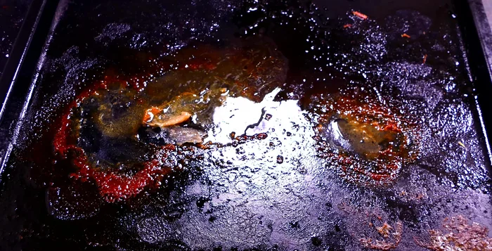 Retirar la paletilla del horno y colocar la guarnición (patatas, cebolla y ajos) en la fuente. Salpimentar la guarnición con sal y pimienta negra en grano.