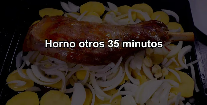 Volver a introducir la fuente en el horno a 230 grados durante otros 35 minutos, hasta que el cordero y la guarnición estén completamente cocinados.