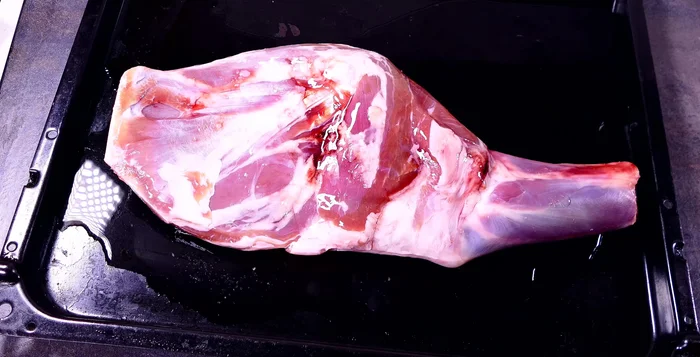 Colocar la paletilla de cordero en una fuente de horno. Regar con un vaso de agua. Agregar una buena pizca de sal y pimienta negra recién molida.