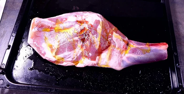 Añadir un chorrito de aceite a la paletilla.